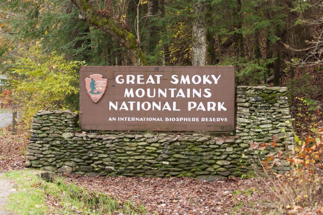 Smoky Bear Lodge With Guest House, Hot Tub, 1089 Free Tickets Each Paid Day, Dollywood And More Sevierville Dış mekan fotoğraf